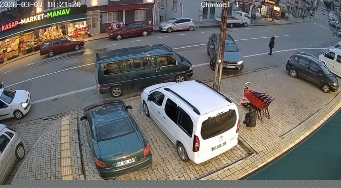 Trabzon’da otomobilin çarptığı genç kadın metrelerce savruldu... O anlar kamerada
