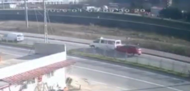 Trabzon’da yolcu indiren dolmuşa arkadan gelen otomobil çarptı: 3 yaralı
