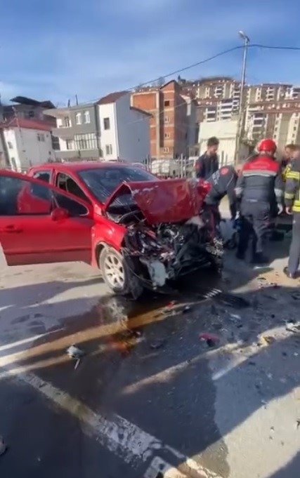 Trabzon’da yolcu indiren dolmuşa arkadan gelen otomobil çarptı: 3 yaralı
