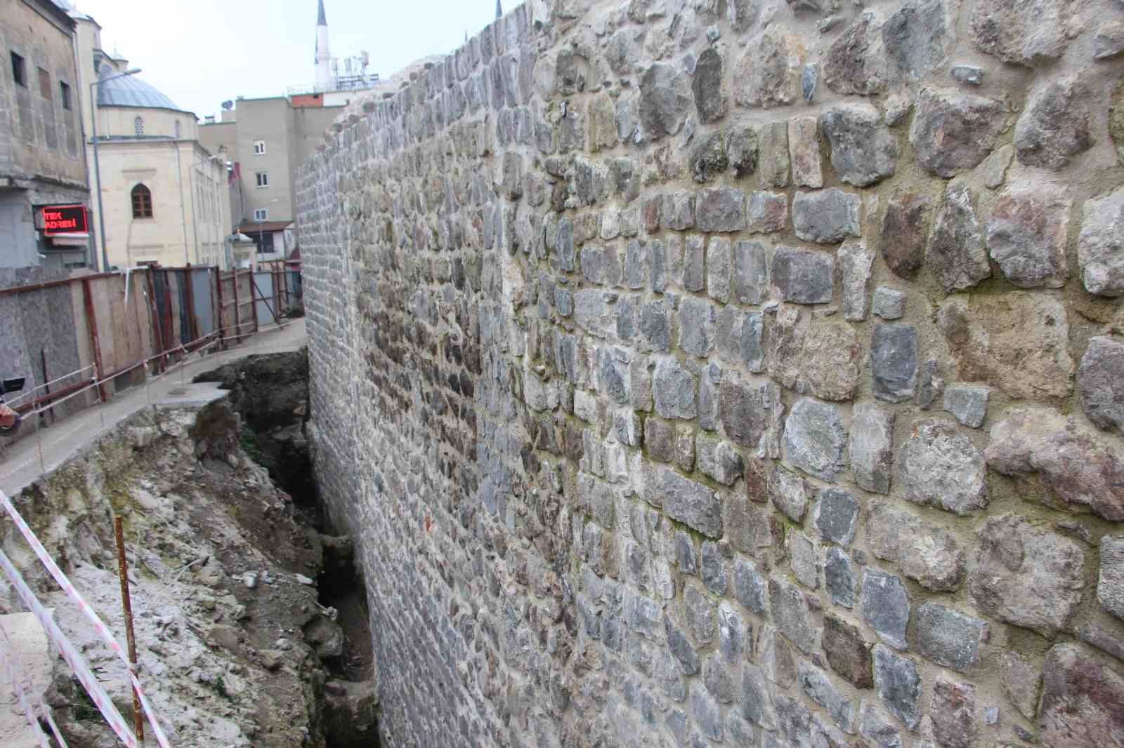 Trabzon’da zeminin 8 metre altından ‘dere limanı’ çıktı
