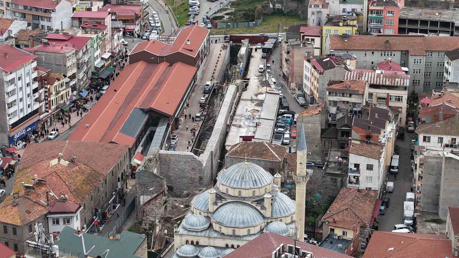 Trabzon’da zeminin 8 metre altından ‘dere limanı’ çıktı
