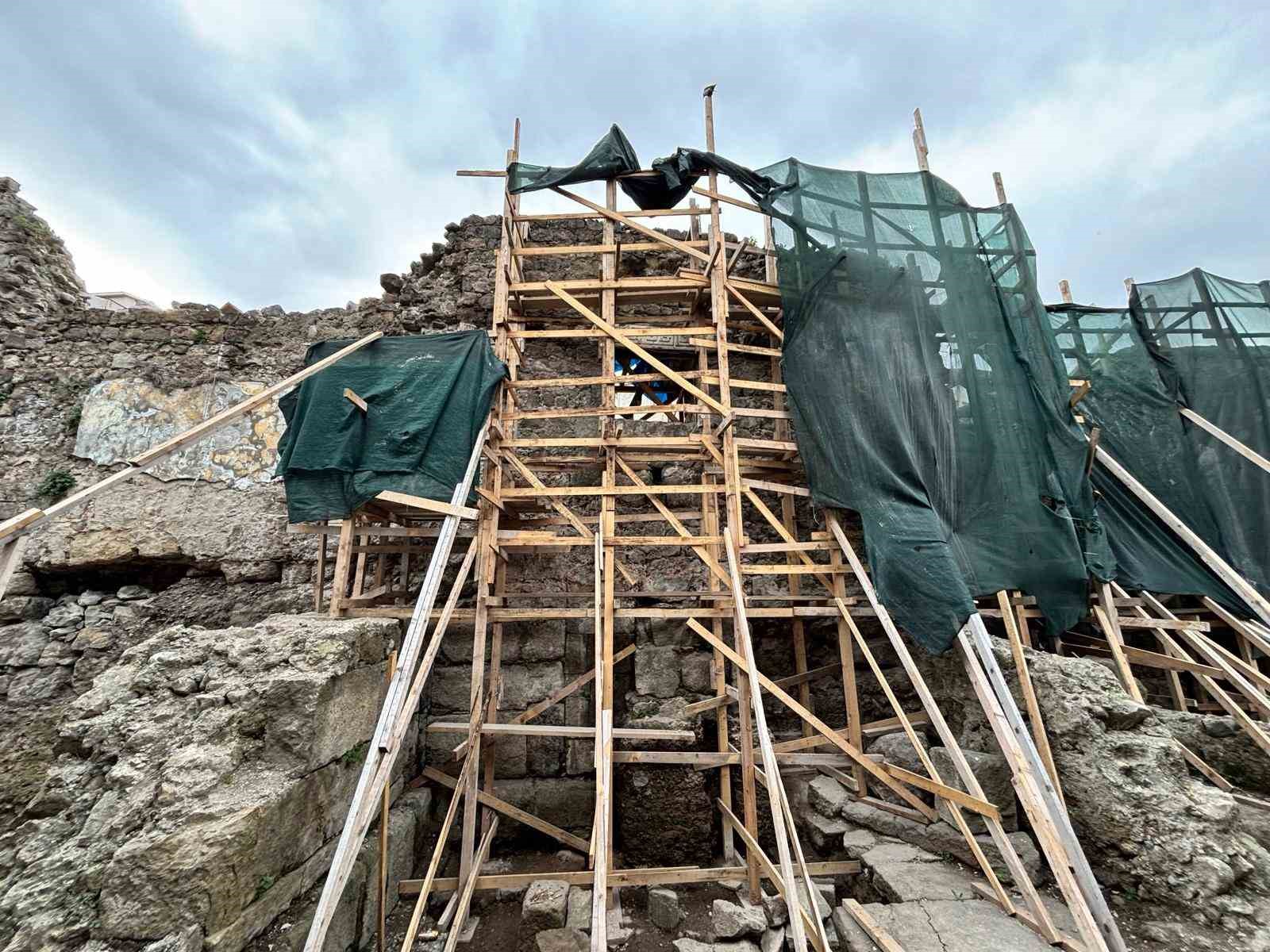Trabzon’da zeminin 8 metre altından ‘dere limanı’ çıktı
