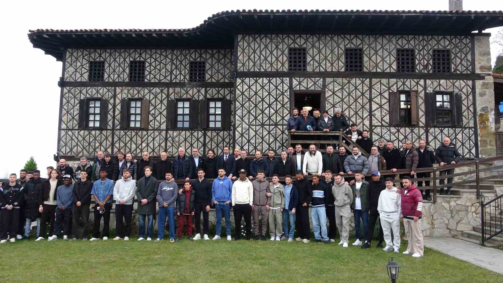 Trabzonspor’dan Baştımar Aile Müzesi’ne ziyaret
Trabzonspor’dan Baştımar Aile Müzesi’ne ziyaret