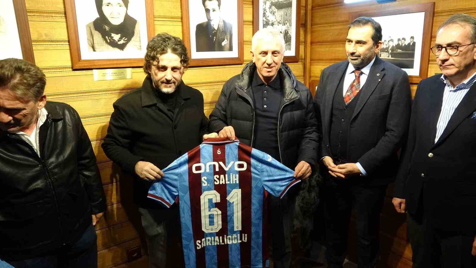 Trabzonspor’dan Baştımar Aile Müzesi’ne ziyaret
Trabzonspor’dan Baştımar Aile Müzesi’ne ziyaret