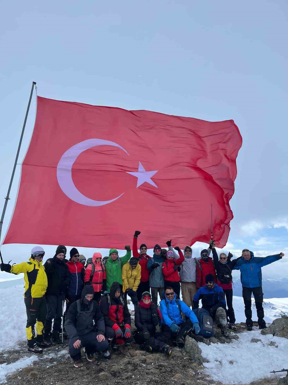 Trabzon’un en yüksek tepesindeki Türk bayrağı yenilendi
