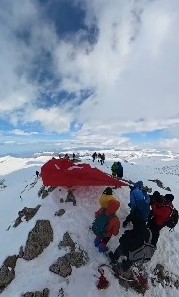 Trabzon’un en yüksek tepesindeki Türk bayrağı yenilendi
