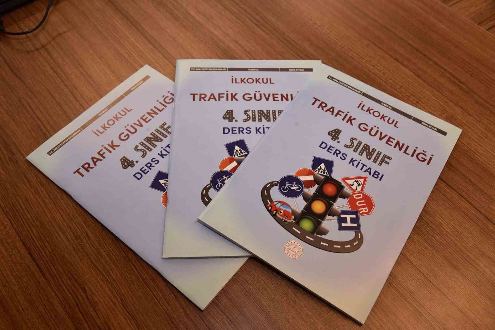 Trafik Güvenliği ders kitabı öğrencilerle buluştu
