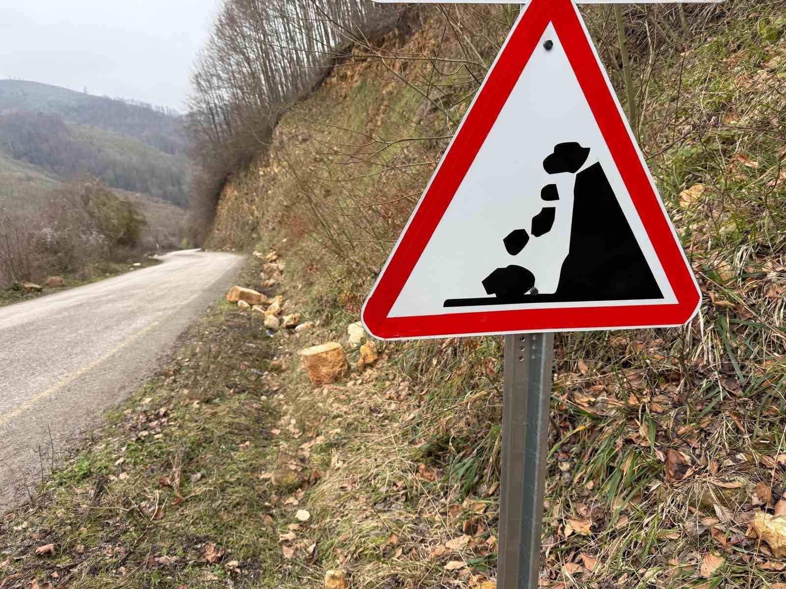 Trafik güvenliği için levhalar yerleştiriliyor
