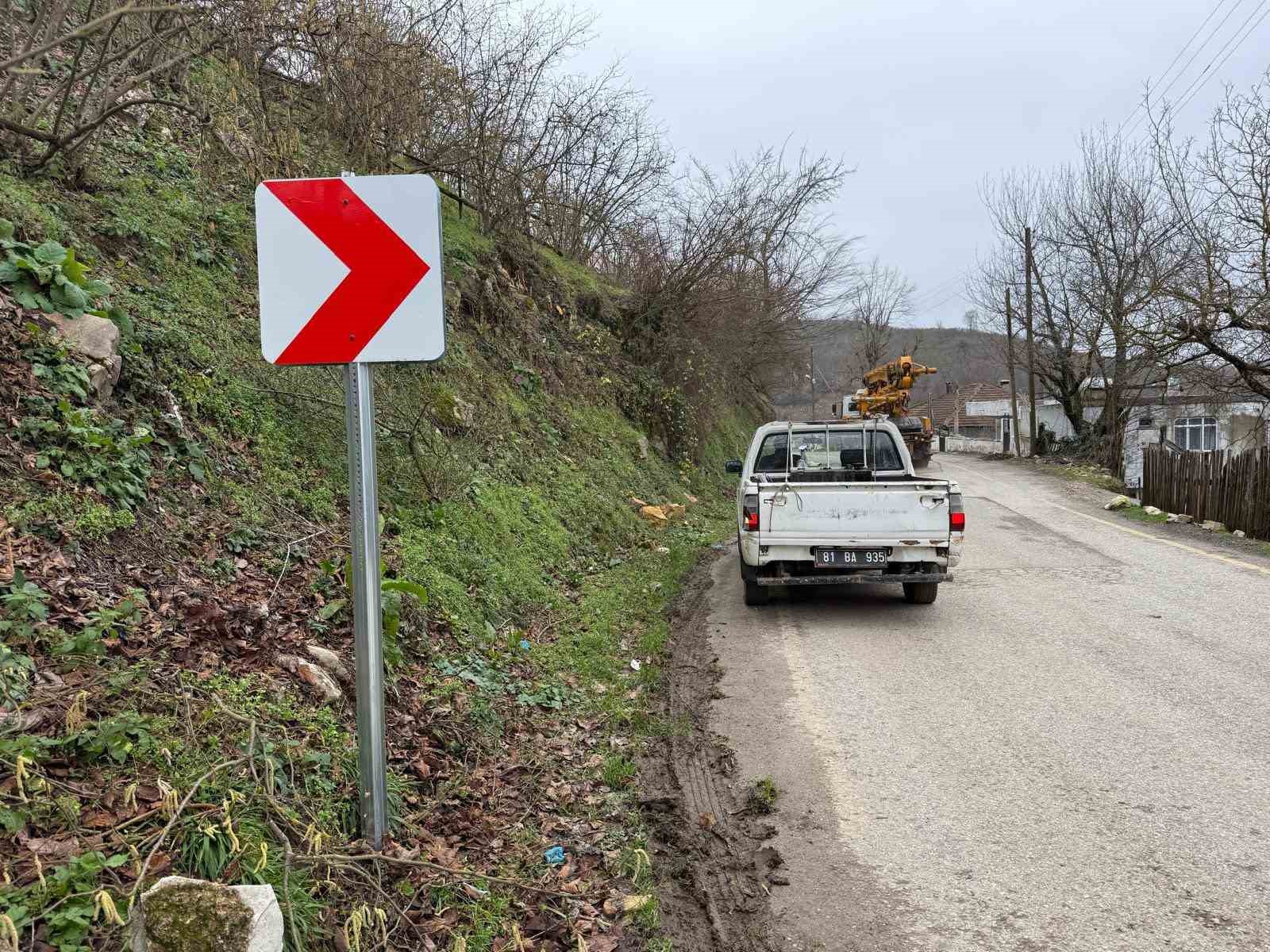 Trafik güvenliği için levhalar yerleştiriliyor
