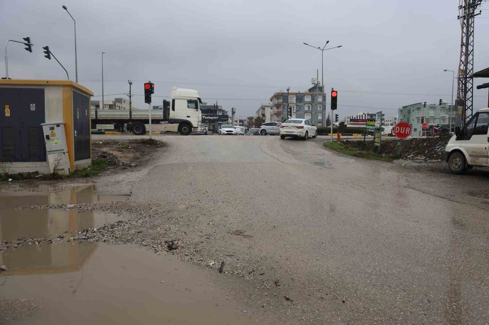 Trafik ışıklarında beklerken yolu betonla kaplayan mikser sürücüsüne ceza uygulandı
