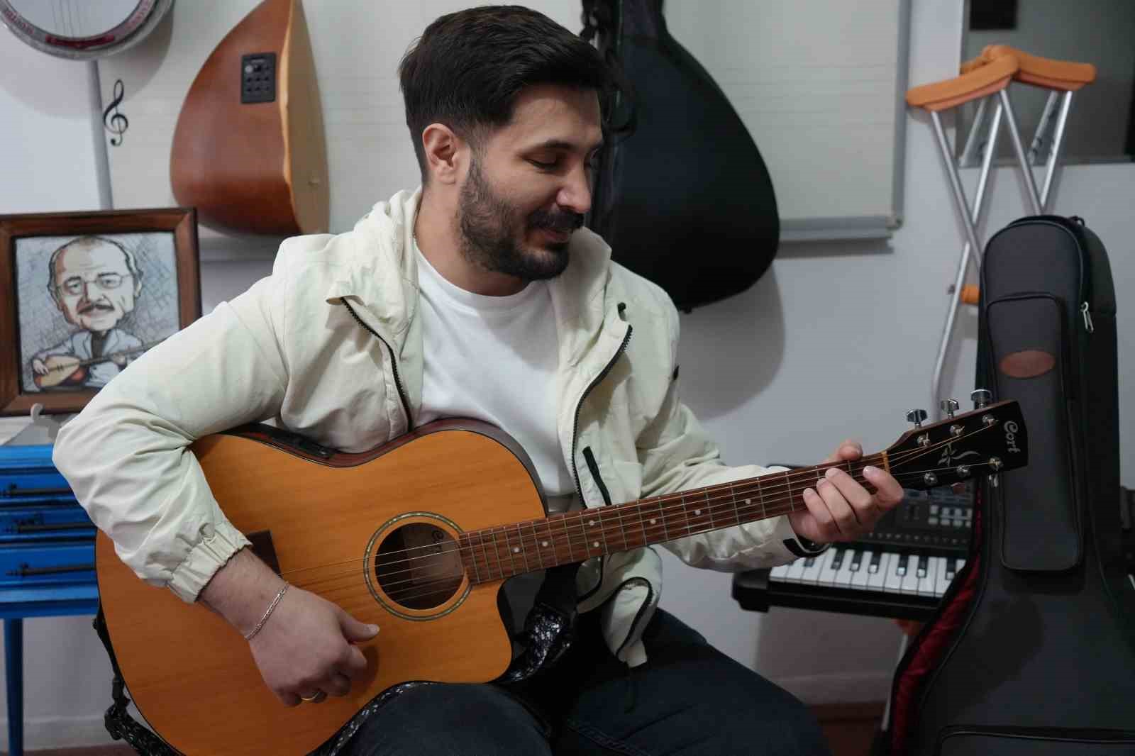 Trafik kazası sonrası engelli kalan genç öğretmenin azmi
