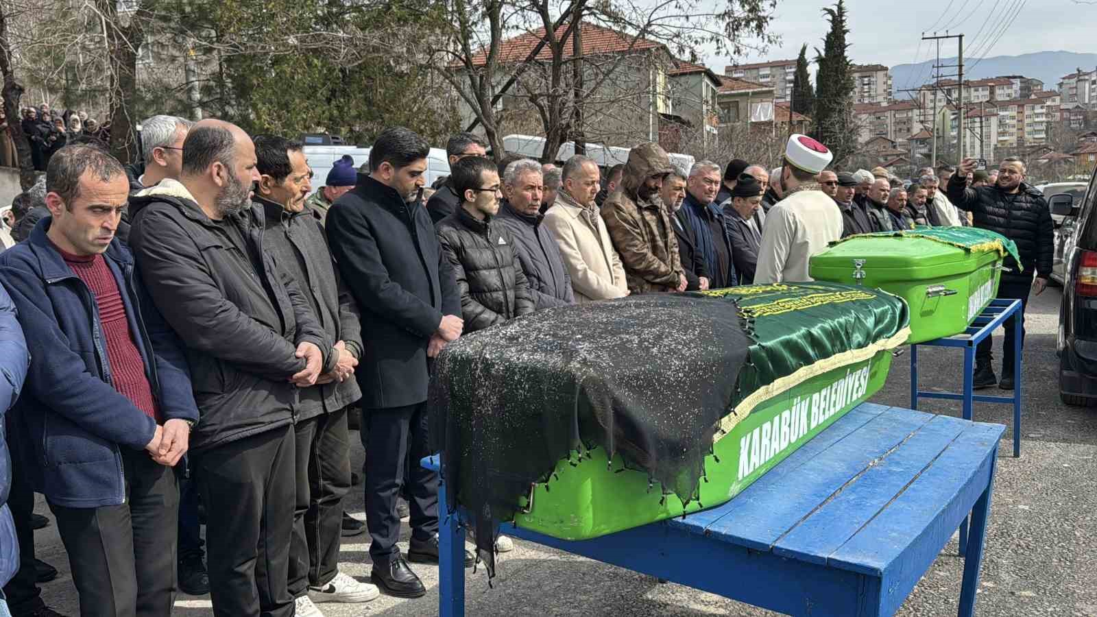 Trafik kazasında hayatını kaybeden karı-koca toprağa verildi
