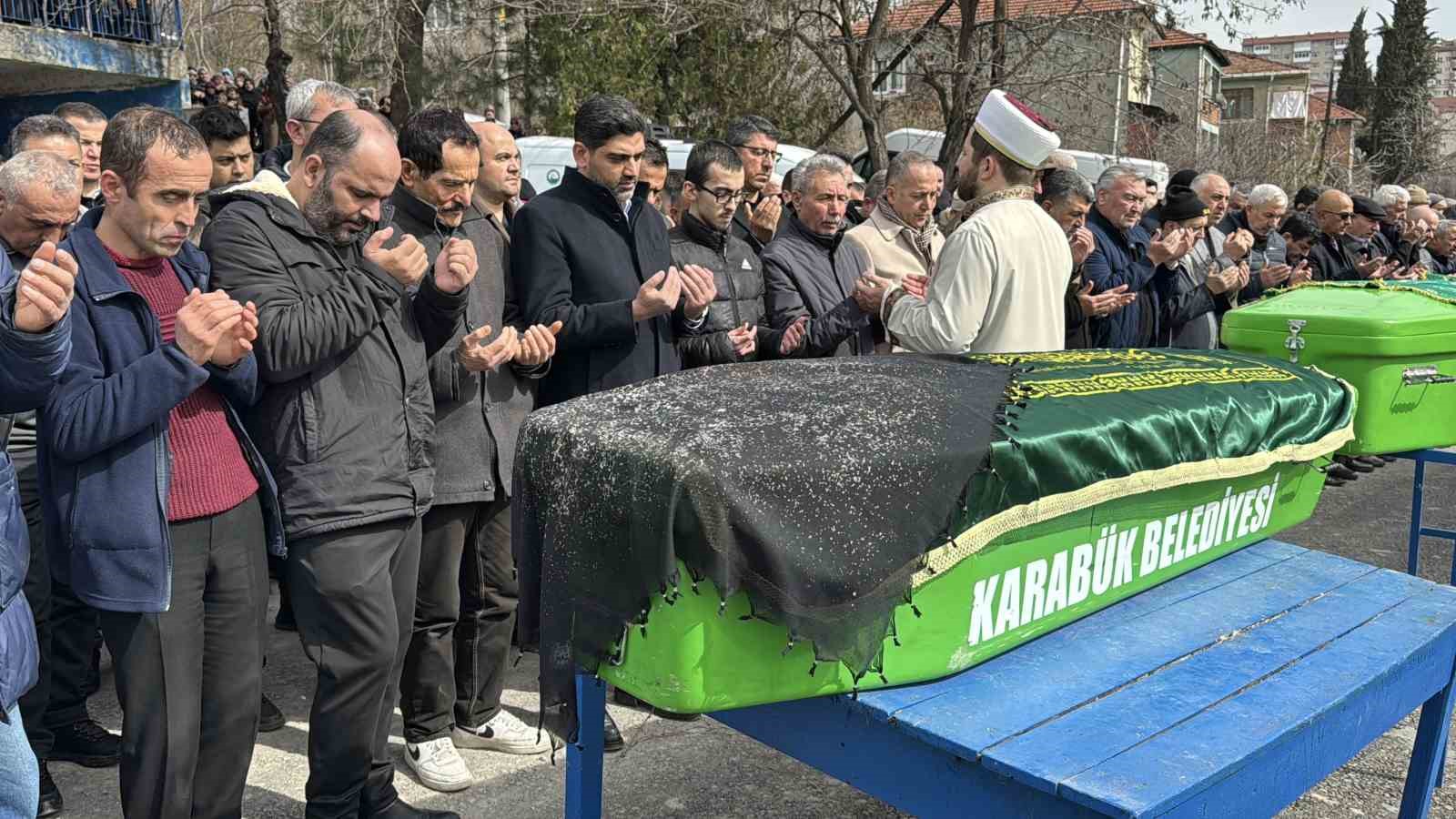 Trafik kazasında hayatını kaybeden karı-koca toprağa verildi

