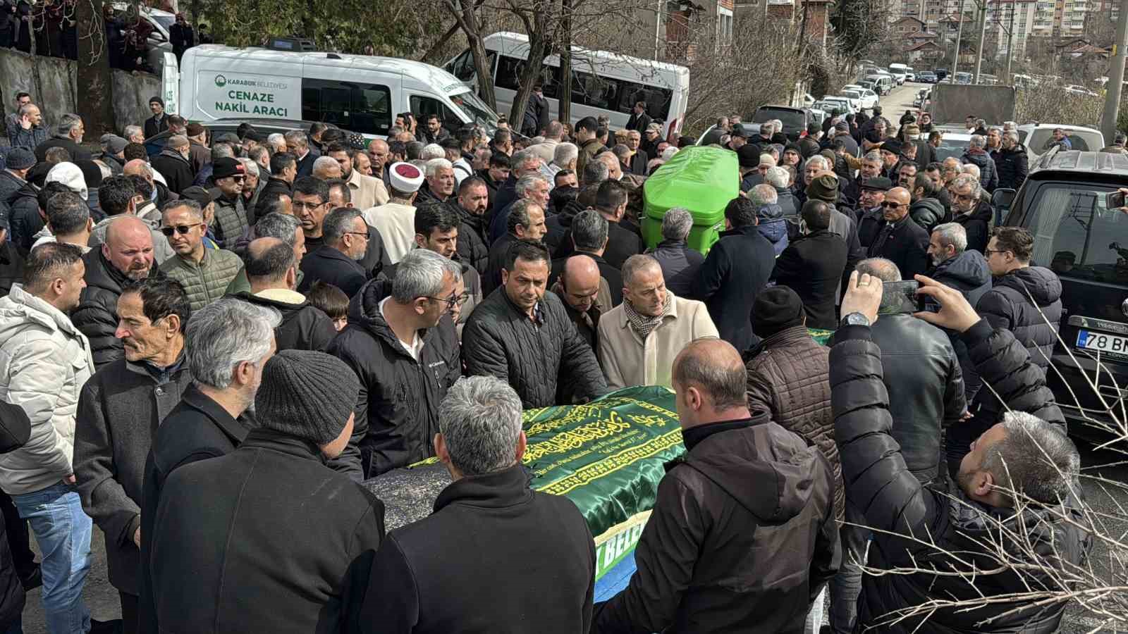 Trafik kazasında hayatını kaybeden karı-koca toprağa verildi
