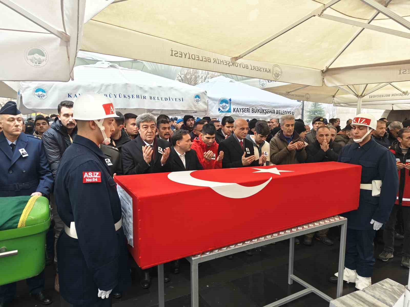 Trafik kazasında hayatını kaybeden Kıbrıs Gazisi toprağa verildi
Trafik kazasında hayatını kaybeden Kıbrıs Gazisi toprağa verildi
