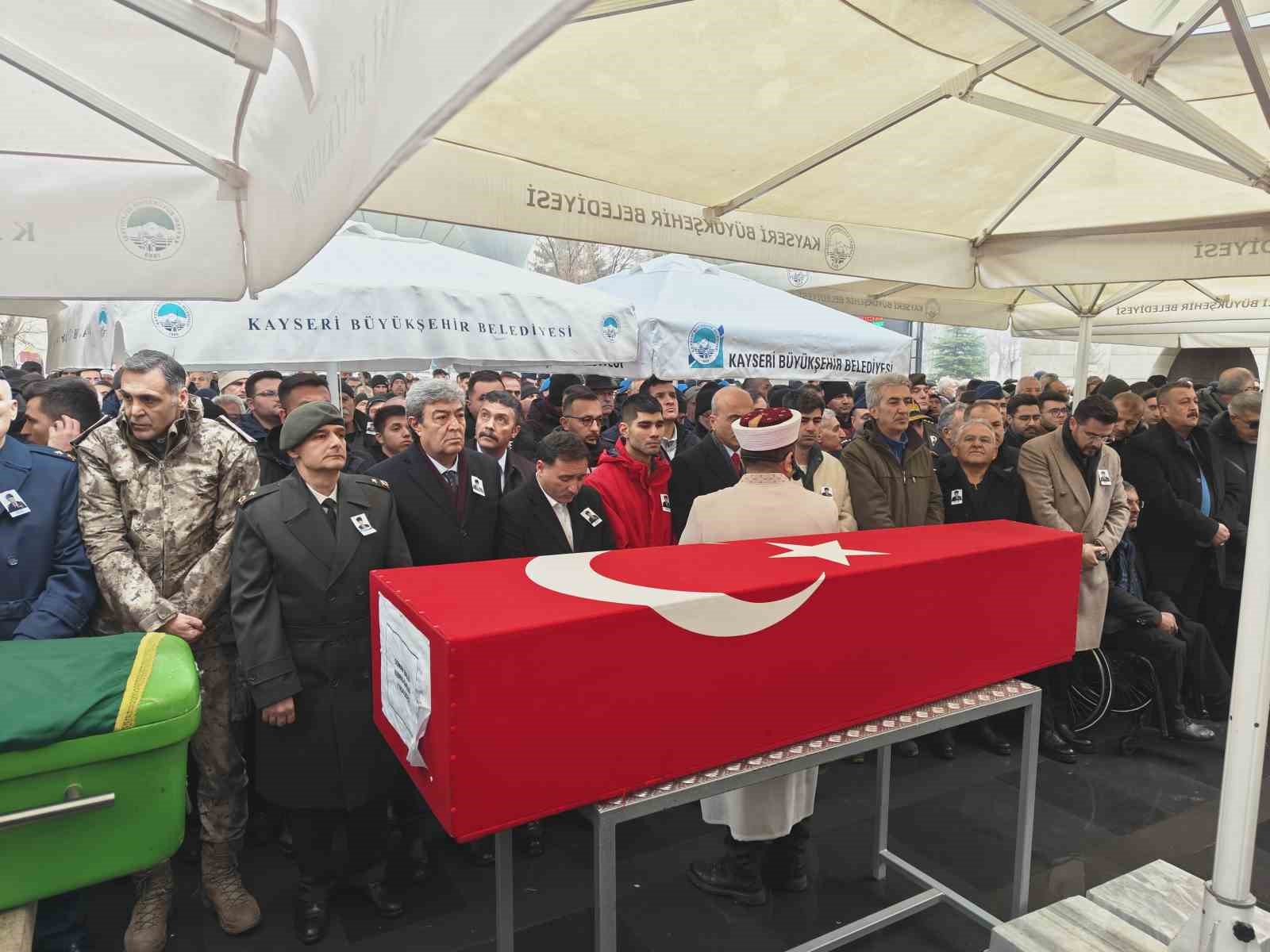 Trafik kazasında hayatını kaybeden Kıbrıs Gazisi toprağa verildi
Trafik kazasında hayatını kaybeden Kıbrıs Gazisi toprağa verildi