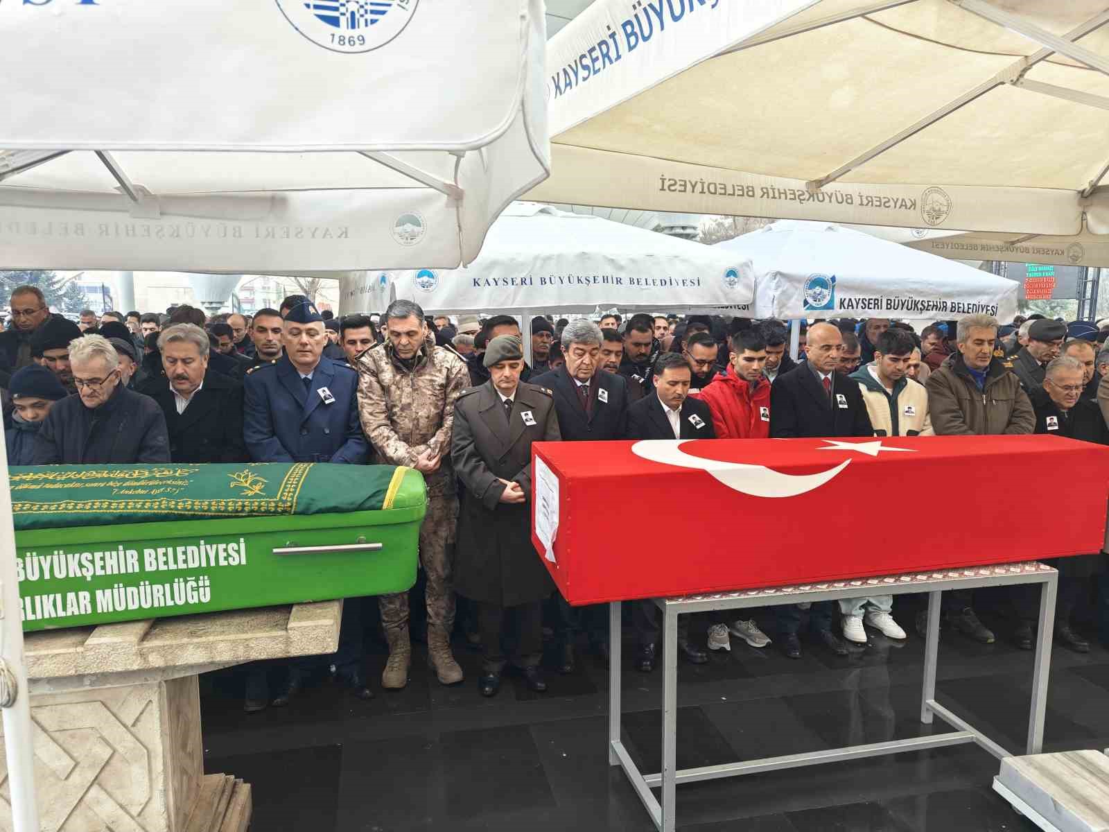 Trafik kazasında hayatını kaybeden Kıbrıs Gazisi toprağa verildi
Trafik kazasında hayatını kaybeden Kıbrıs Gazisi toprağa verildi