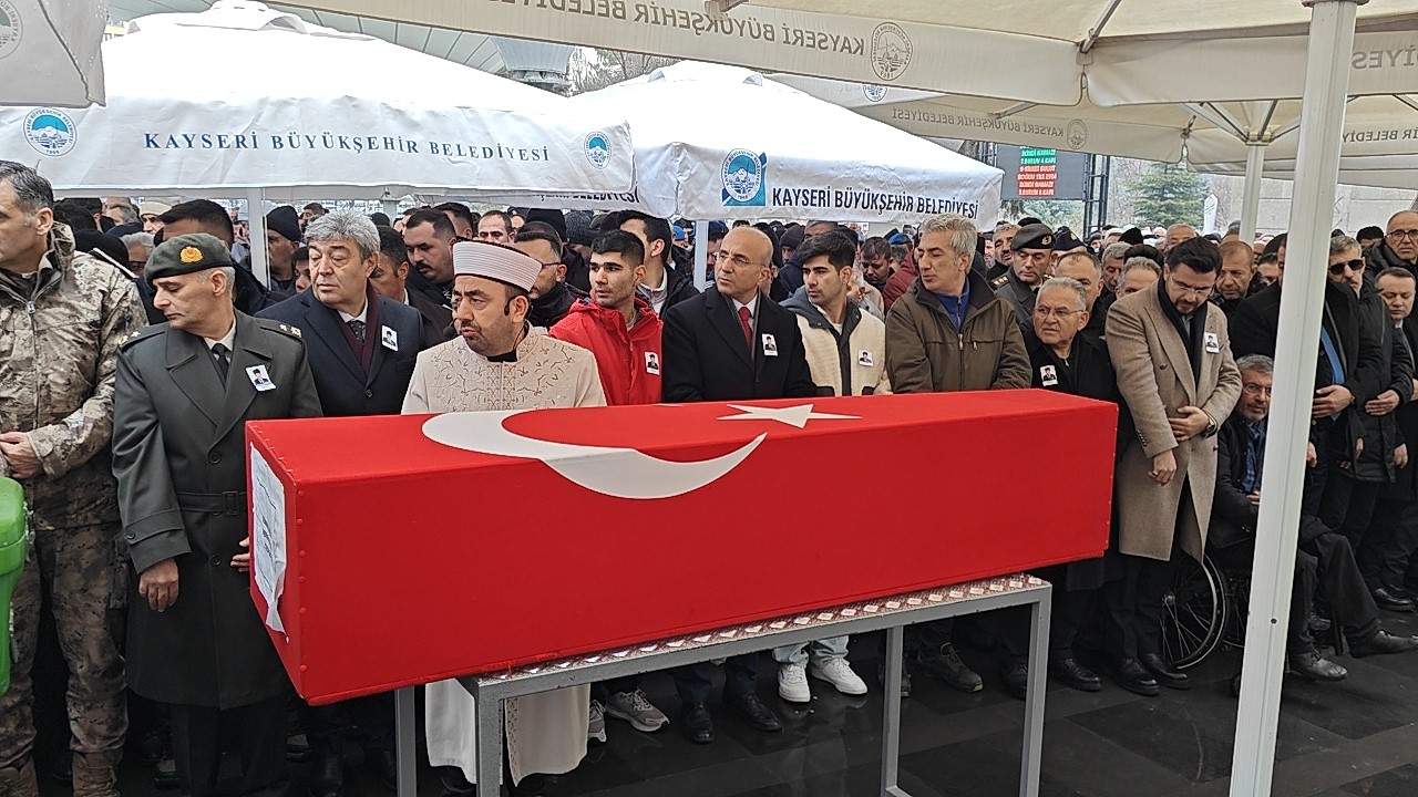 Trafik kazasında hayatını kaybeden Kıbrıs Gazisi toprağa verildi
Trafik kazasında hayatını kaybeden Kıbrıs Gazisi toprağa verildi