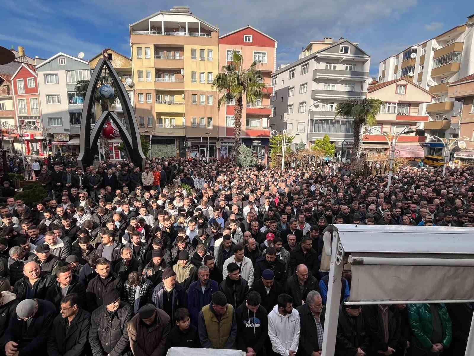 Trafik kazasında hayatını kaybeden muhtar, son yolculuğuna uğurlandı
