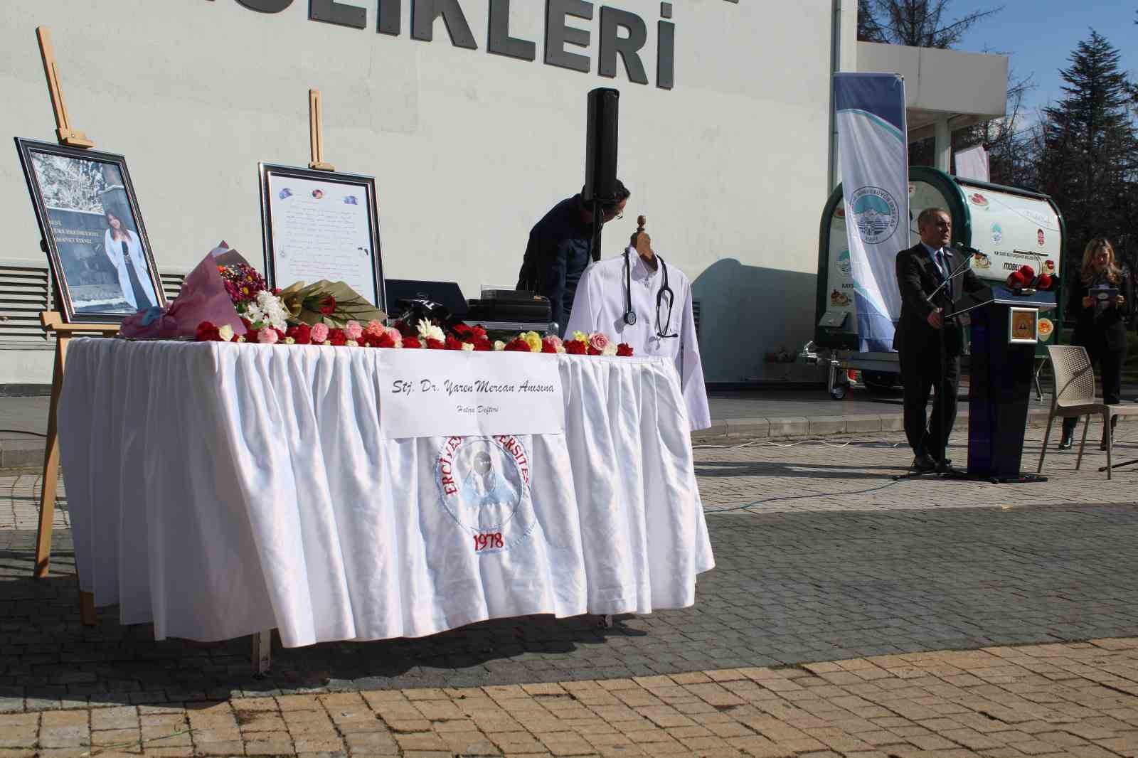 Trafik kazasında hayatını kaybeden Yaren, okuduğu fakültede anıldı
