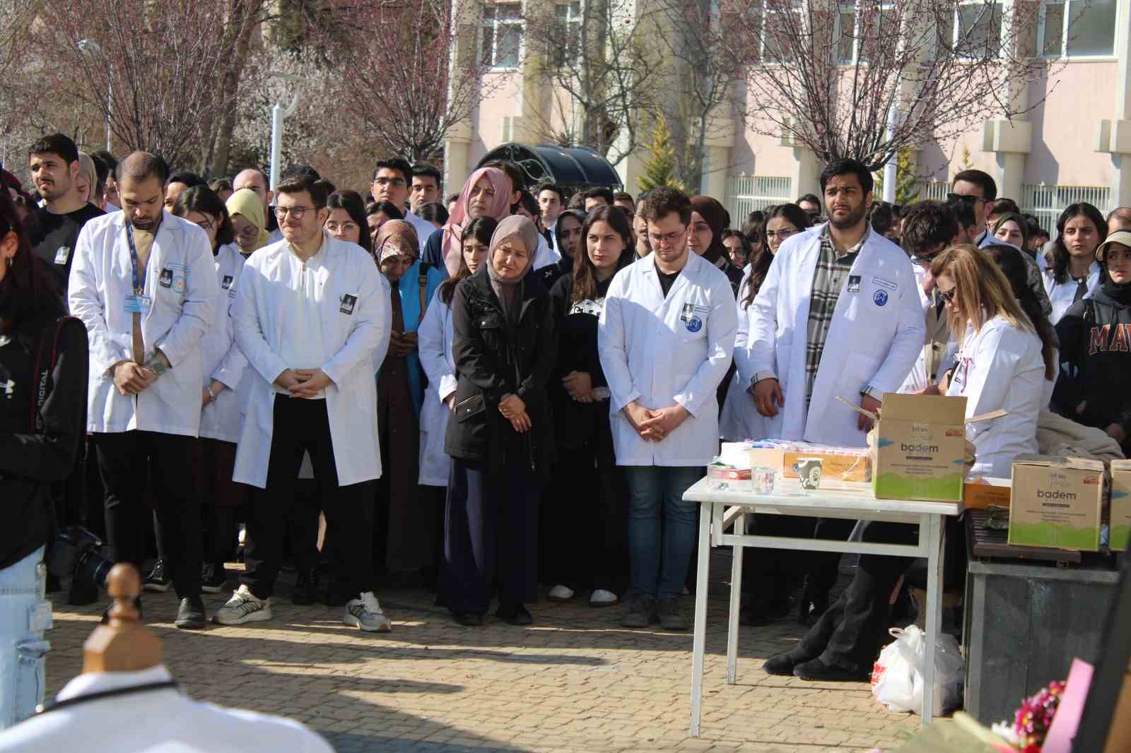 Trafik kazasında hayatını kaybeden Yaren, okuduğu fakültede anıldı
