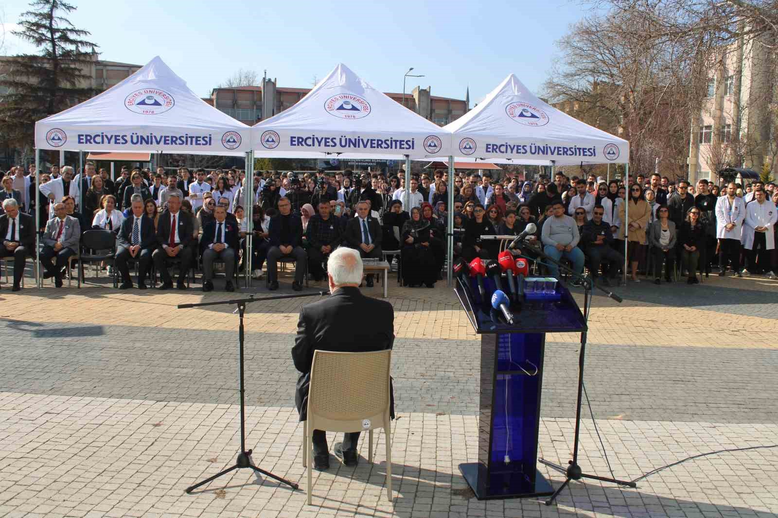 Trafik kazasında hayatını kaybeden Yaren, okuduğu fakültede anıldı

