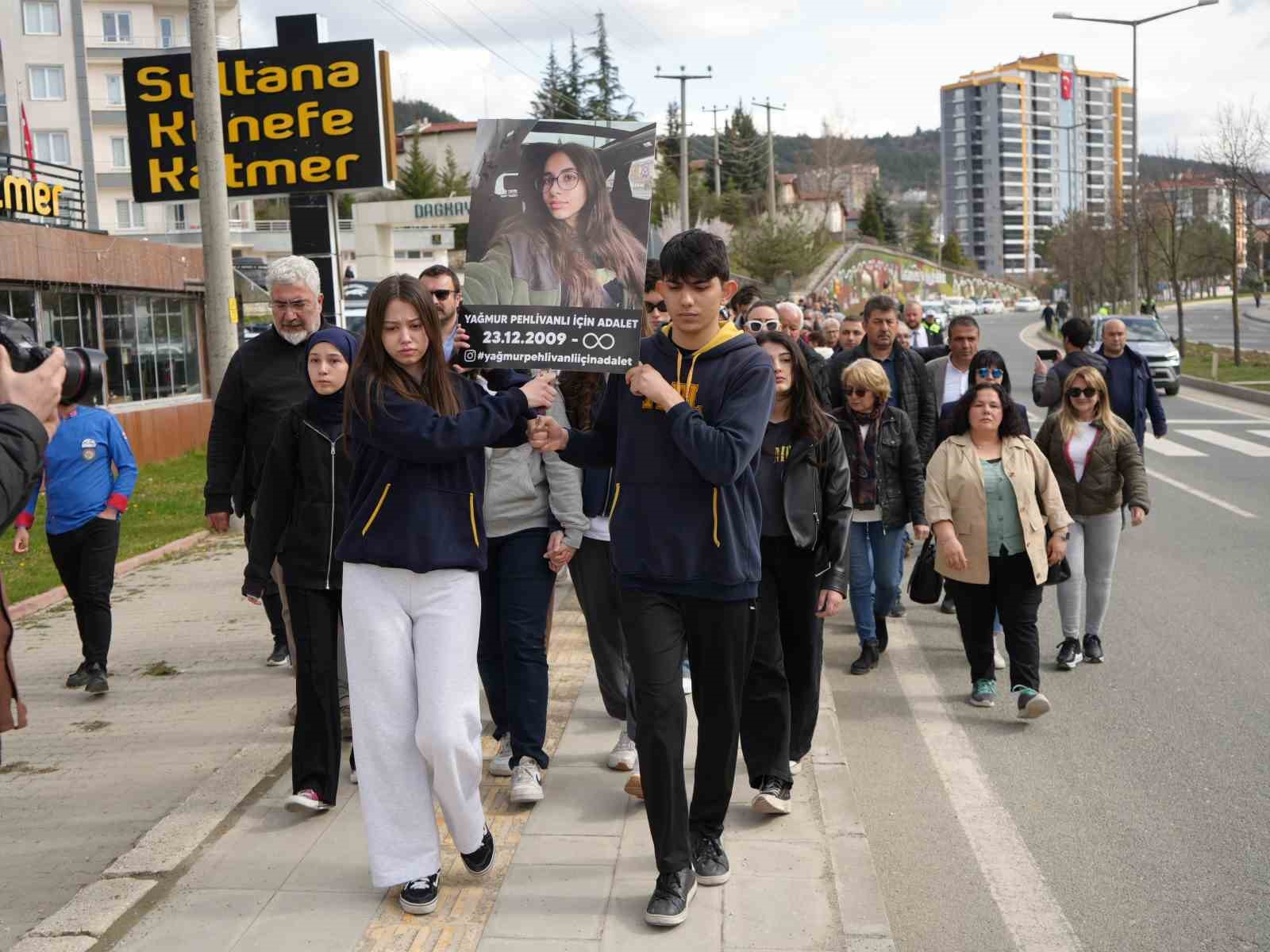 Trafik kazasında ölen 16 yaşındaki Yağmur’un acılı ailesinden bilirkişi raporuna tepki
