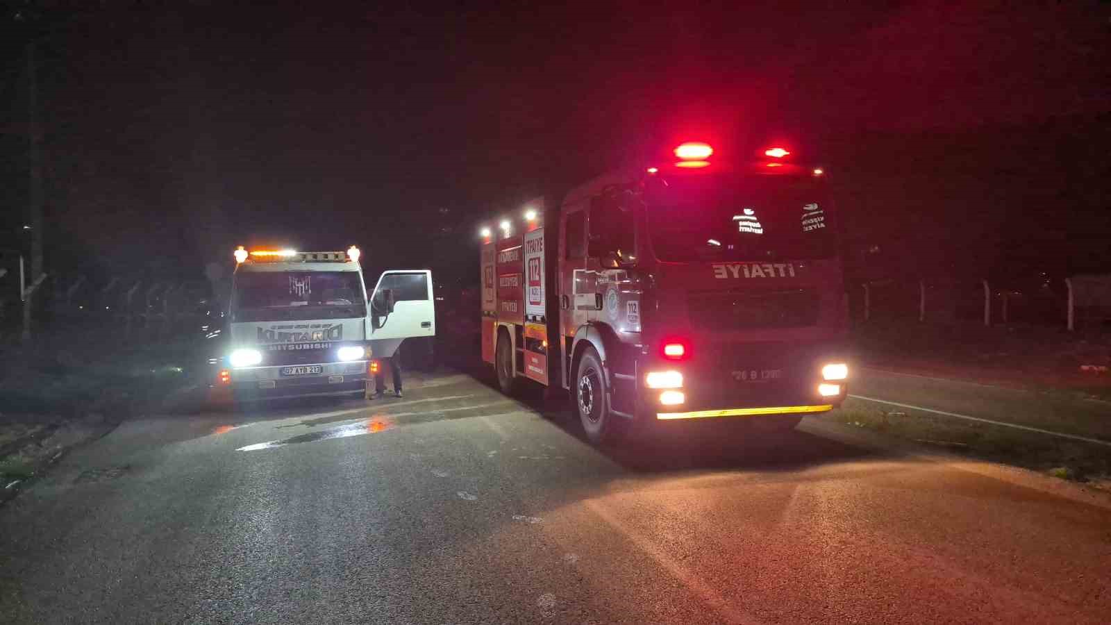 Trafik kazasında tırın altına aldığı otomobil, oto kurtarma aracının üzerinde alev aldı
Trafik kazasında tırın altına aldığı otomobil, oto kurtarma aracının üzerinde alev aldı