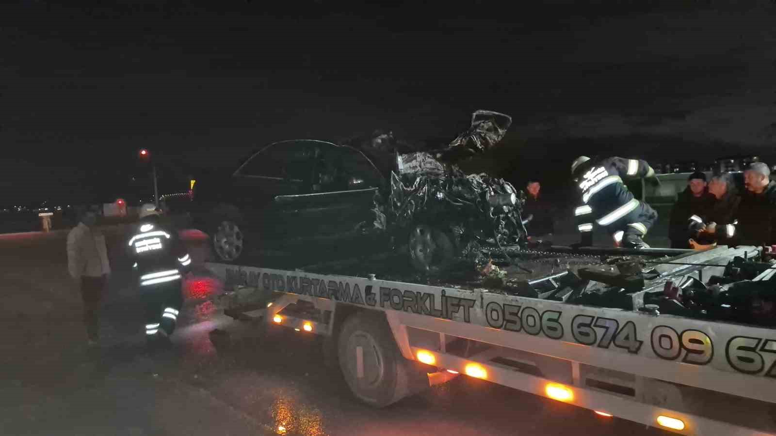 Trafik kazasında tırın altına aldığı otomobil, oto kurtarma aracının üzerinde alev aldı
Trafik kazasında tırın altına aldığı otomobil, oto kurtarma aracının üzerinde alev aldı