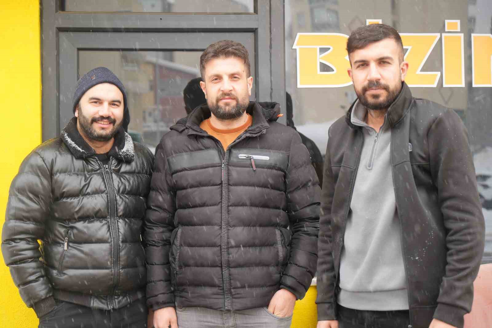 Trafik kilitlenince taksiden indi, havale geçiren çocuğu kucağında hastaneye taşıdı
