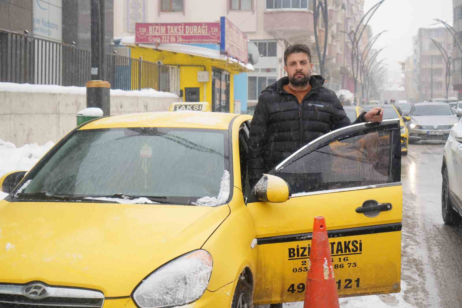 Trafik kilitlenince taksiden indi, havale geçiren çocuğu kucağında hastaneye taşıdı

