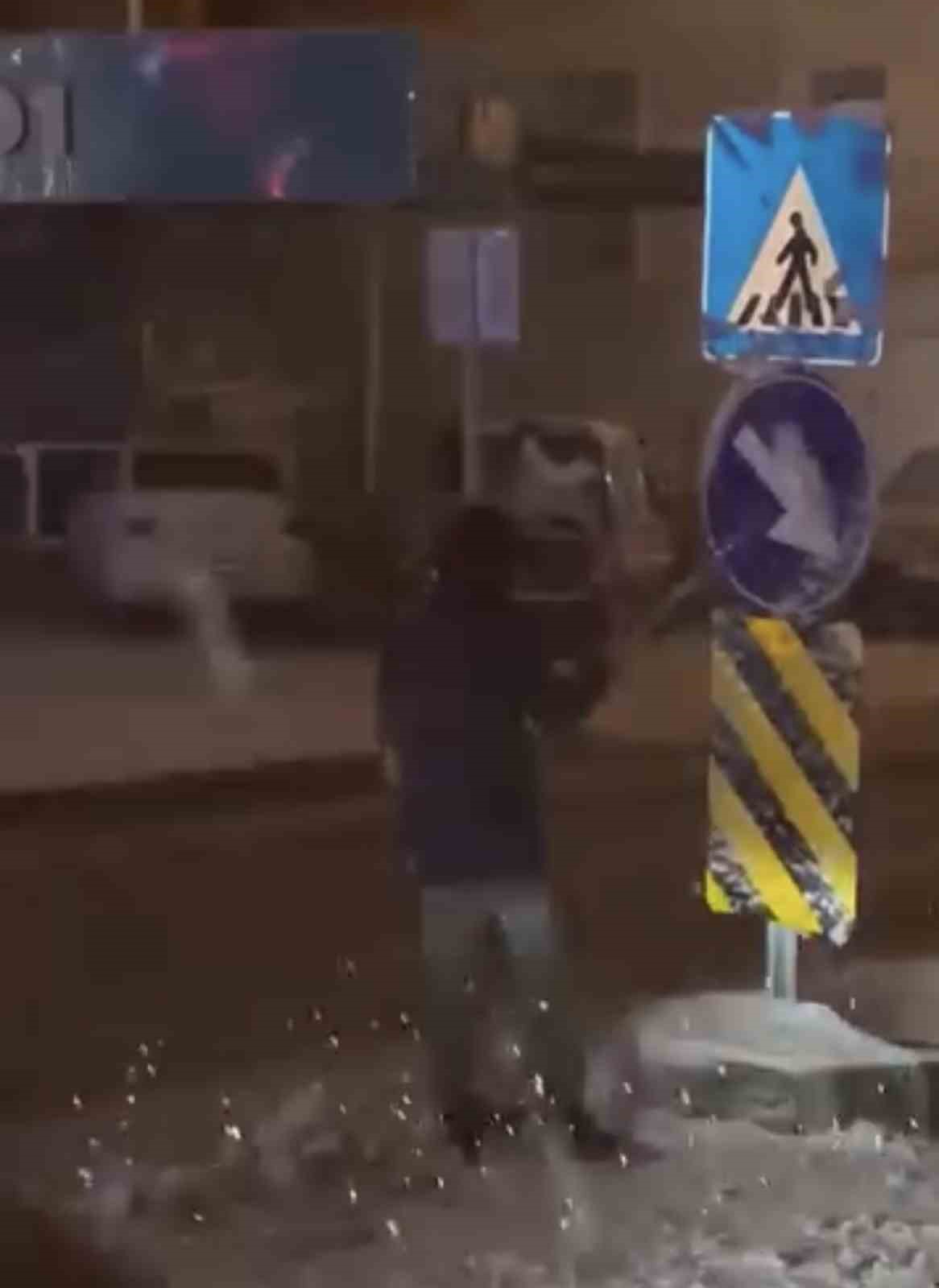 Trafik levhalarını temizleyen duyarlı öğrenciye karne günü anlamlı ziyaret
