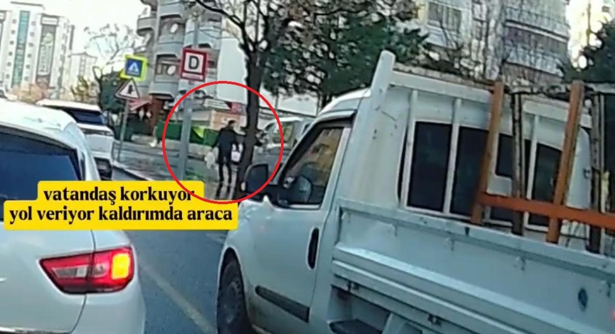 Trafik magandasının kaldırıma çıkıp ilerlediği anlar kameraya yansıdı
