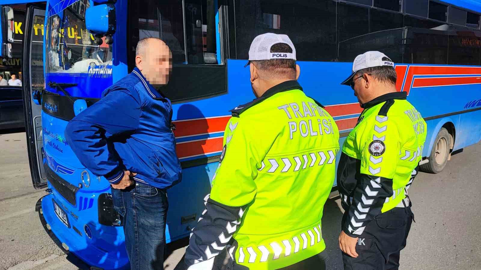 Trafik uygulamasında ceza yiyen sürücü polisi tehdit etti
