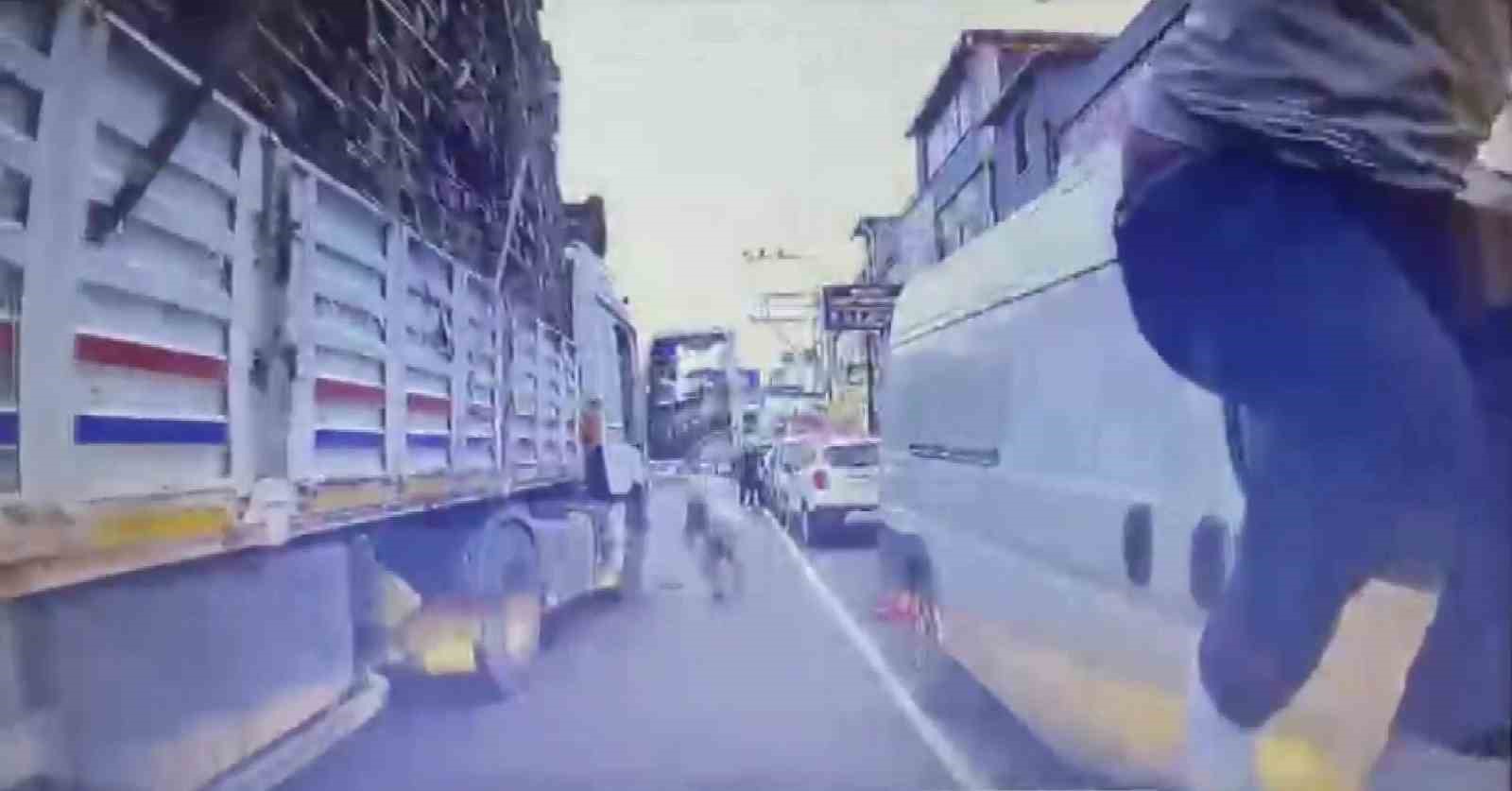 Trafikte bıçakla dehşet yaşatan baba-oğula 363 bin TL ceza
