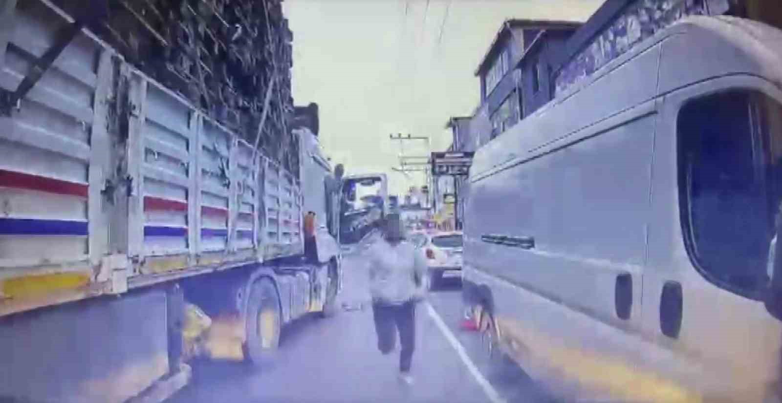 Trafikte bıçakla dehşet yaşatan baba-oğula 363 bin TL ceza
