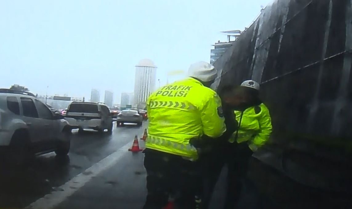 Trafikte boğanıza şeker kaçtı, polisin Heimlich manevrası ile hayata döndü
