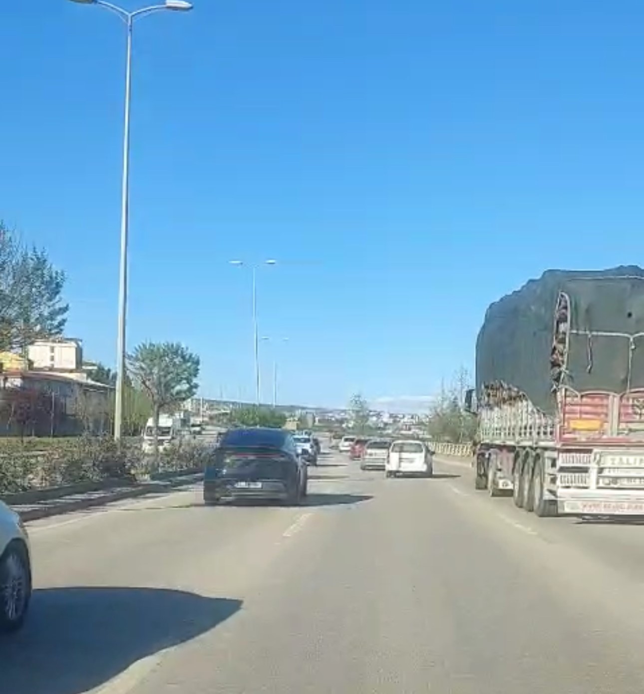 Trafikte defalarca şerit değiştirerek makas attı
