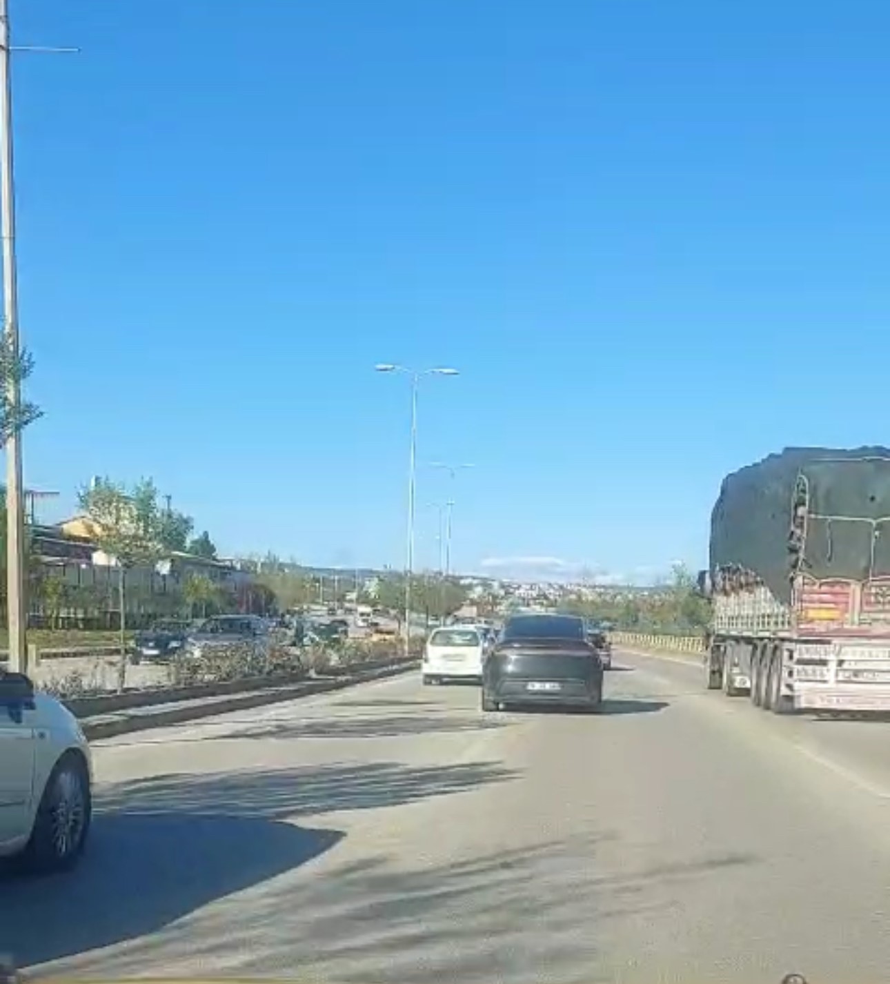 Trafikte defalarca şerit değiştirerek makas attı
