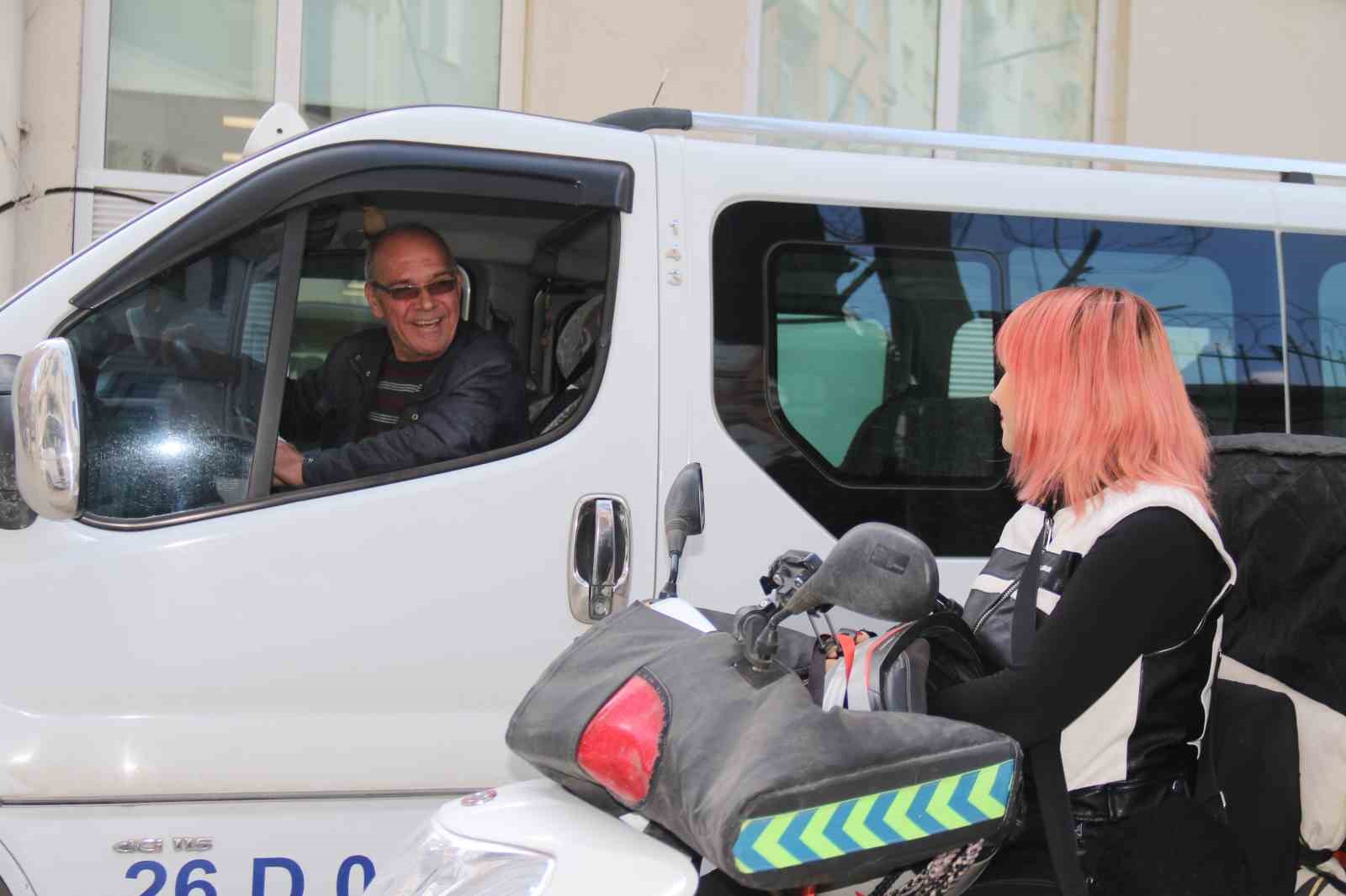 Trafikte karşılaştığı kadın kuryede sanki kaybettiği kızını gördü
