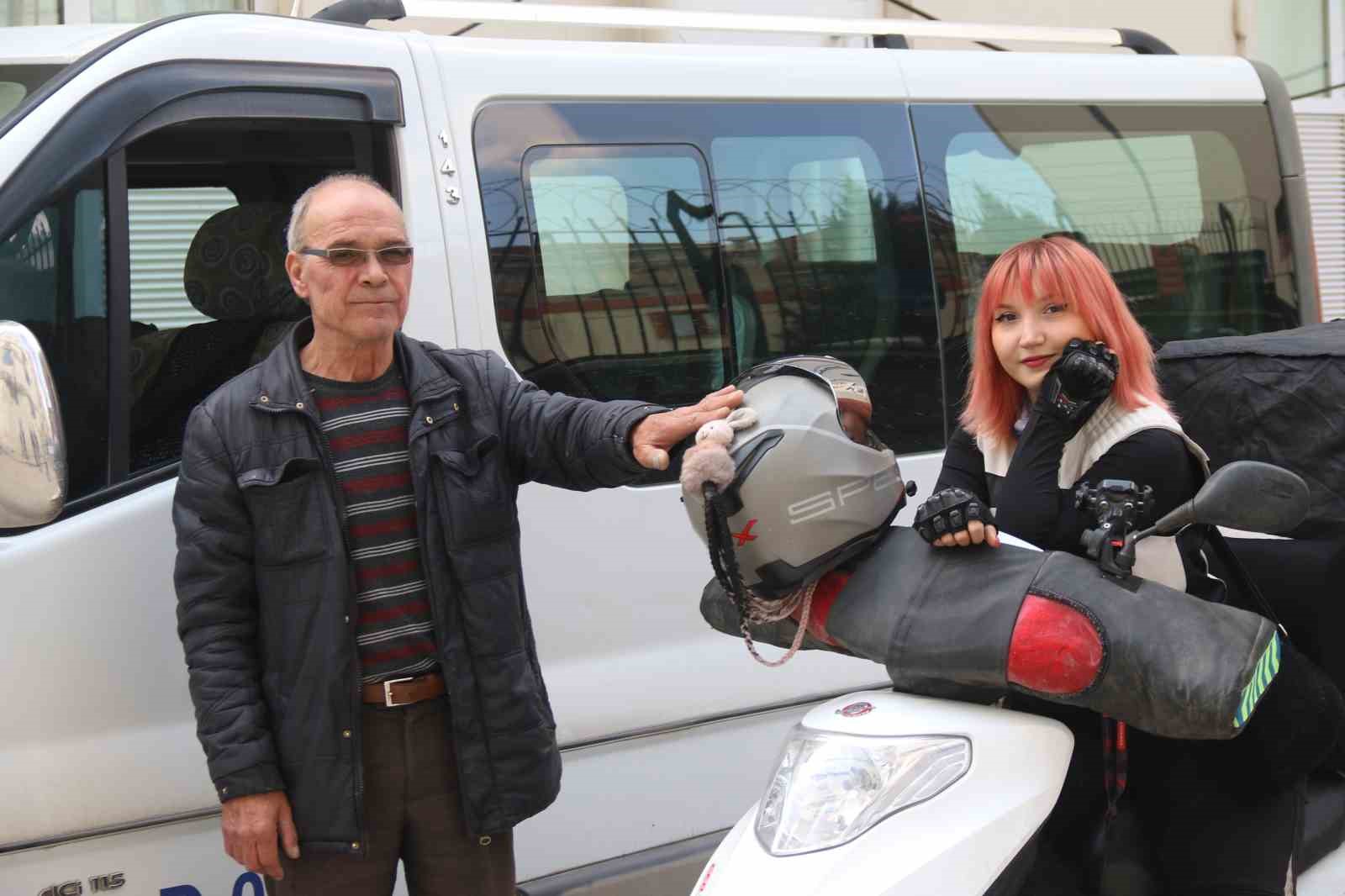 Trafikte karşılaştığı kadın kuryede sanki kaybettiği kızını gördü
