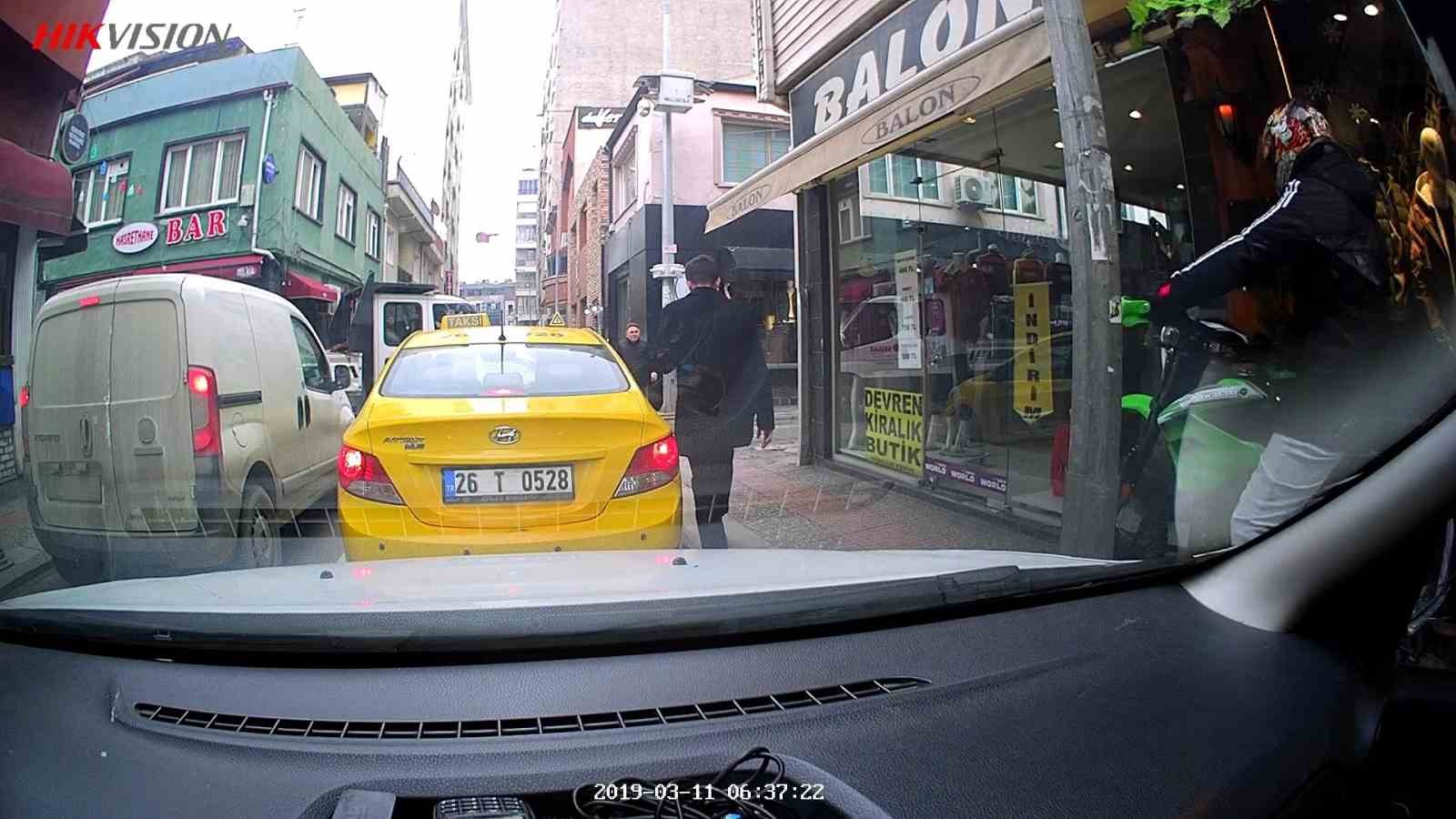 Trafikte kırmızı ışıkta beklememek için kaldırıma çıktı
