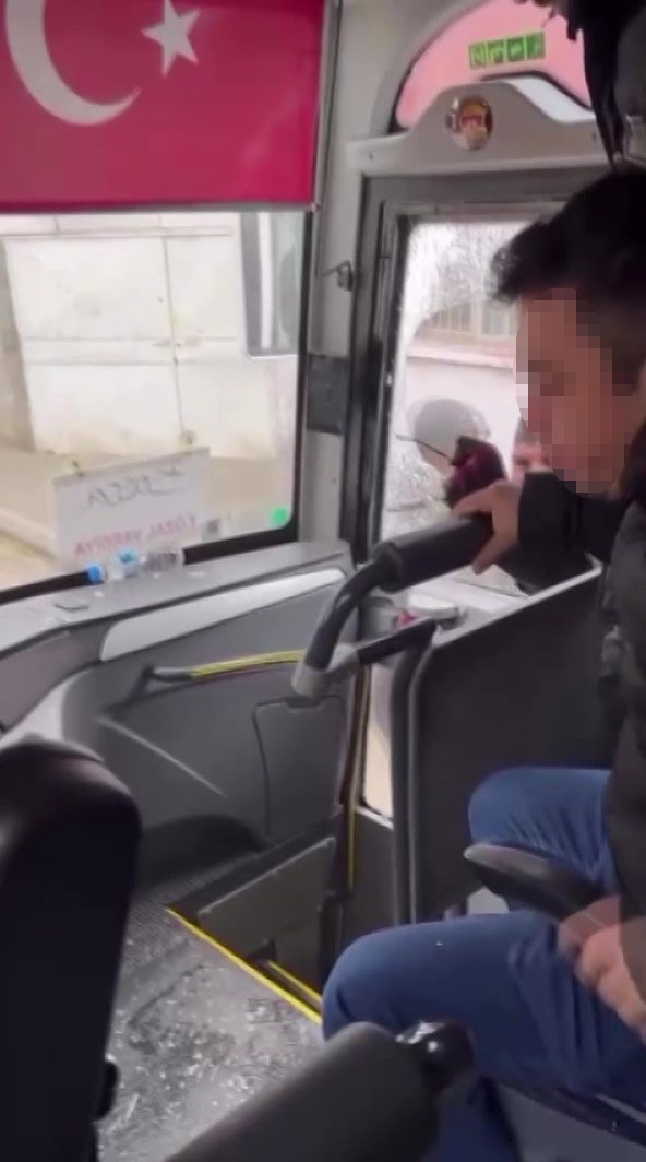 Trafikte tartıştığı servis aracının camını kaskıyla kırdı
