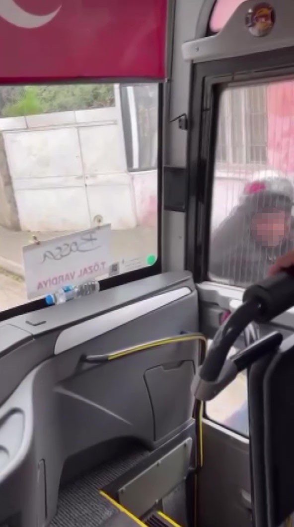 Trafikte tartıştığı servis aracının camını kaskıyla kırdı
