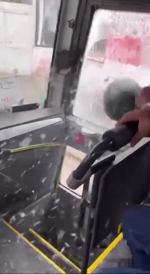 Trafikte tartıştığı servis aracının camını kaskıyla kırdı
