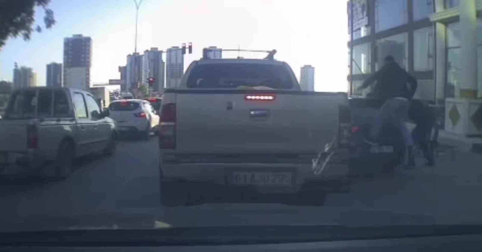 Trafikte tartıştıkları kişinin aracına sopa ve sandalyelerle saldırdılar
