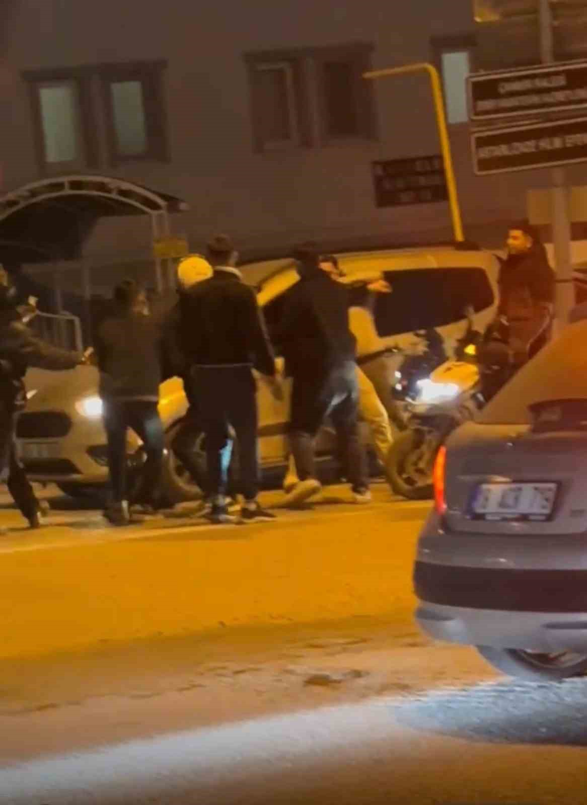 Trafikte tekmeli yumruklu kavga kamerada
