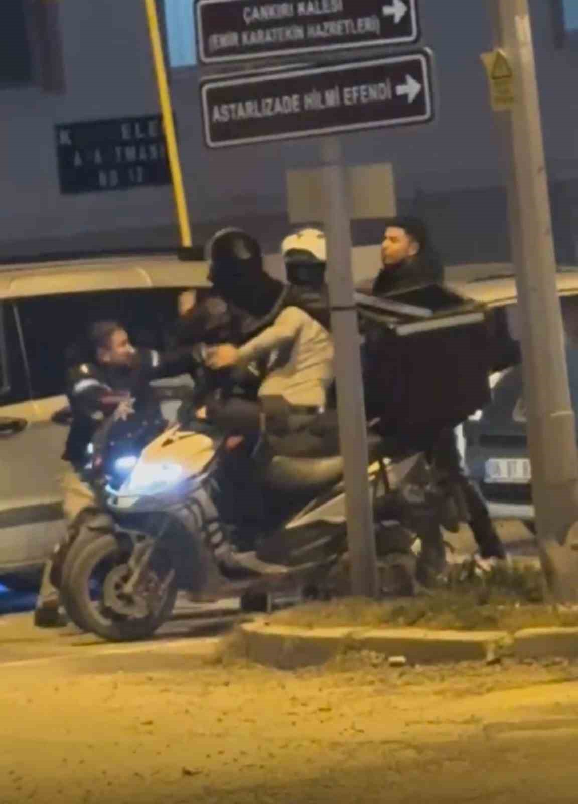 Trafikte tekmeli yumruklu kavga kamerada
