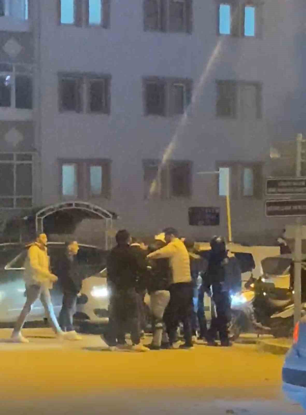 Trafikte tekmeli yumruklu kavga kamerada
