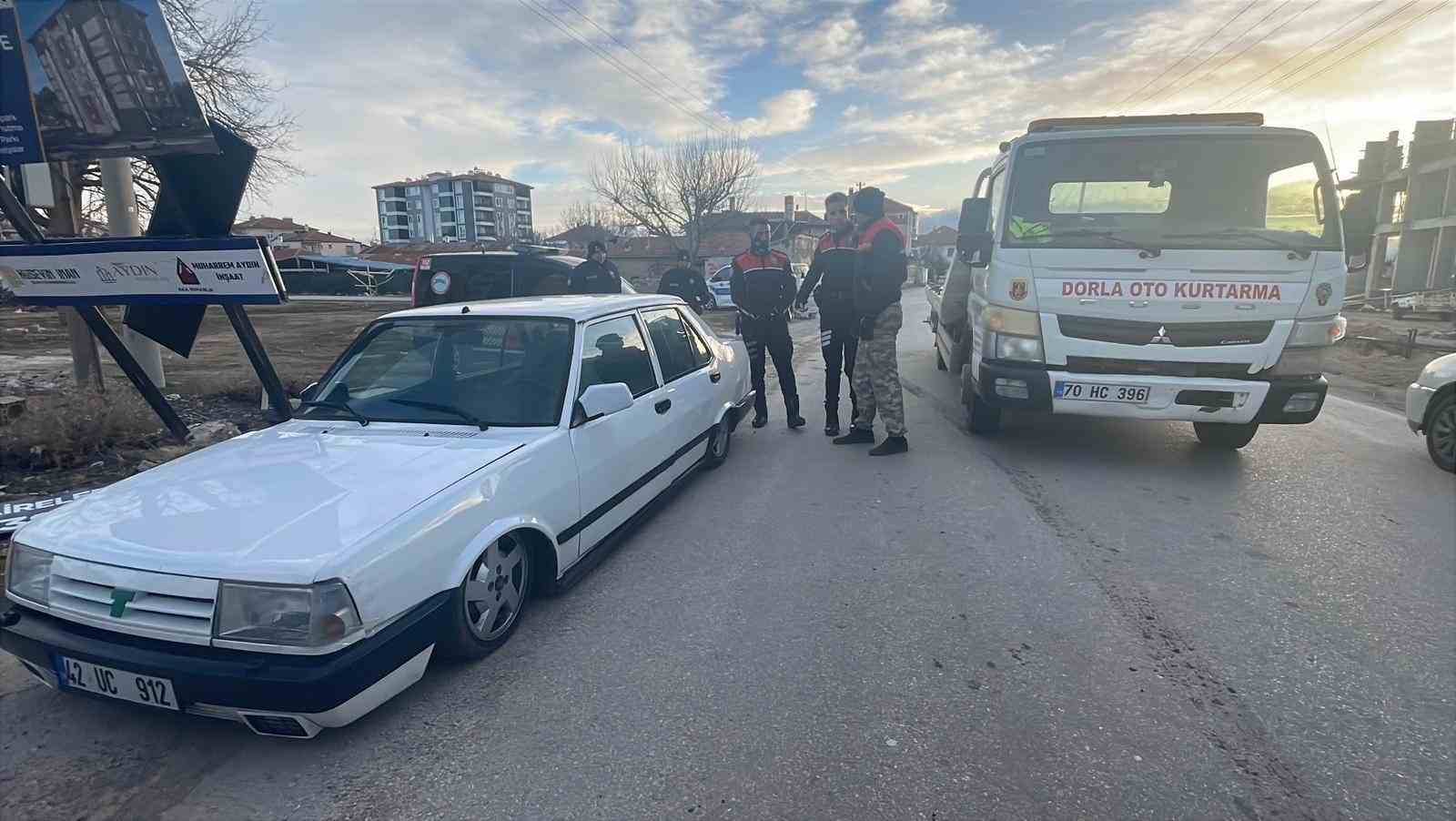 Trafikten men edilen yere yakın Tofaş güçlükle çekiye yüklendi
